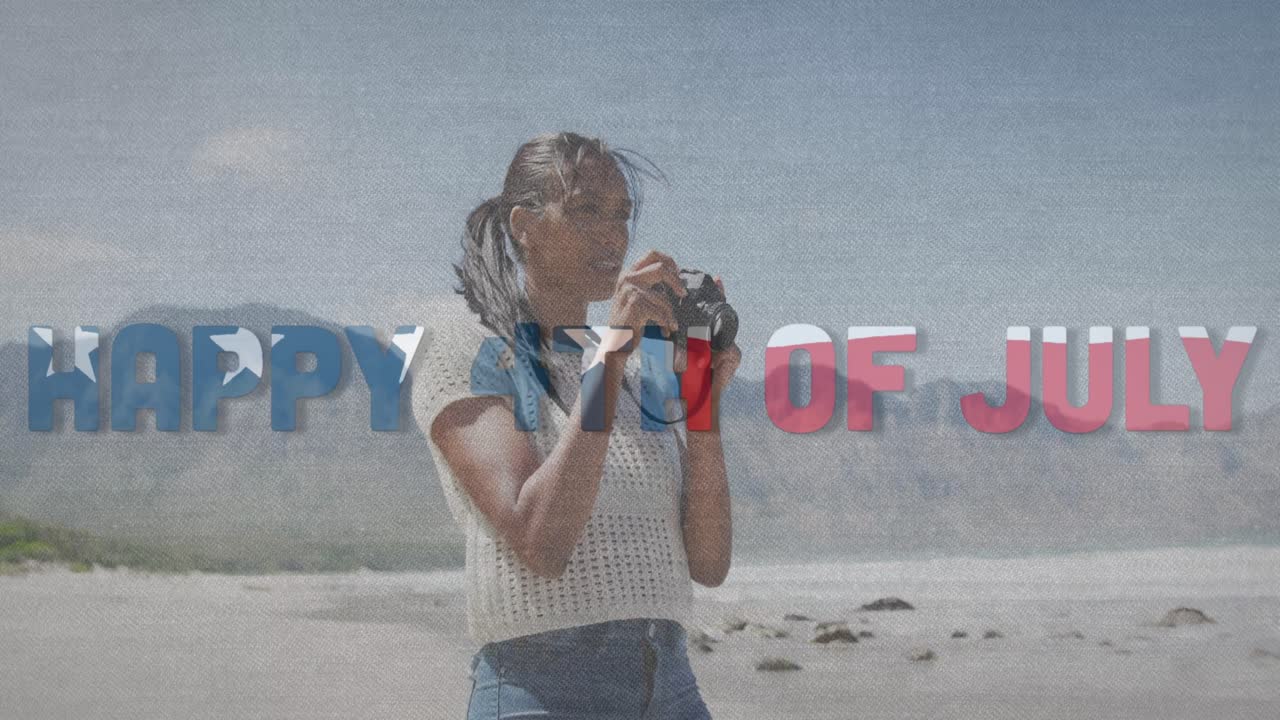 animación del texto día de la independencia sobre una mujer afroamericana tomando una foto en la playa