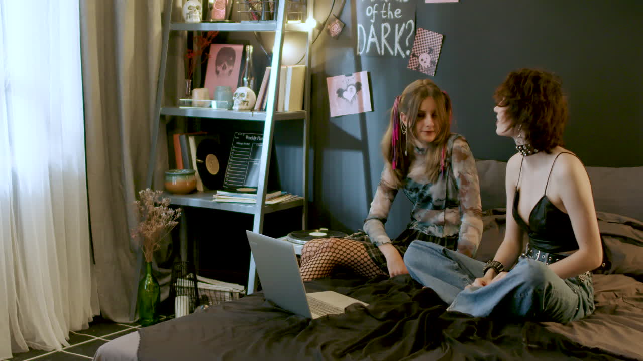 amigos en el dormitorio