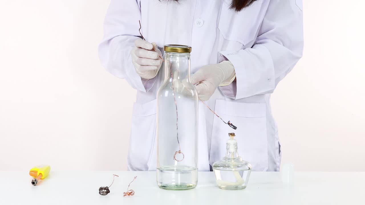 빛나는 효과를 가진 화학 반응을 보여주는