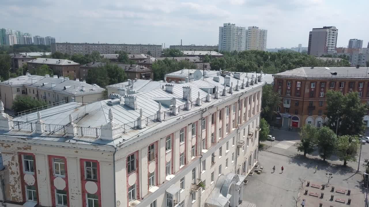 городской пейзаж с историческими зданиями и людьми