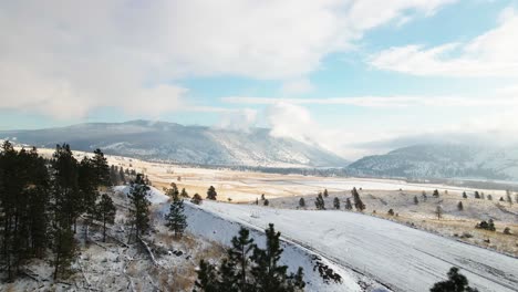 尼科拉山谷的草原被轻微的雪覆盖在冬季的部分云天与阳光在梅里特,bc加拿大