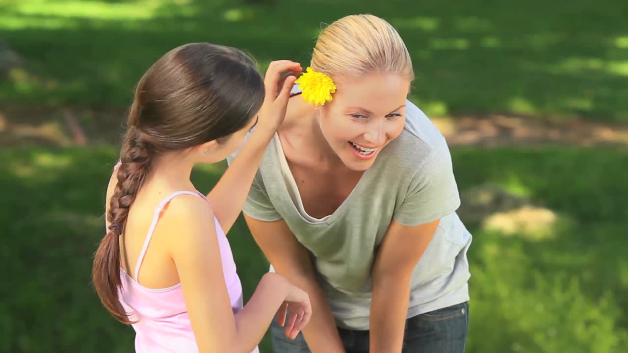 Giovane donna che gioca con la figlia