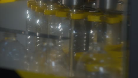 Botellas-De-Pet-Vacías-En-La-Fabricación-De-Botellas-De-Pet,-Cadena-De-Fábrica,-Proceso-De-Producción,-Cinemática,-Toma-Brillante