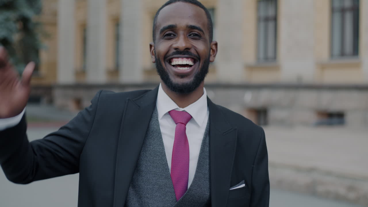 Un hombre de negocios sonriente en traje.