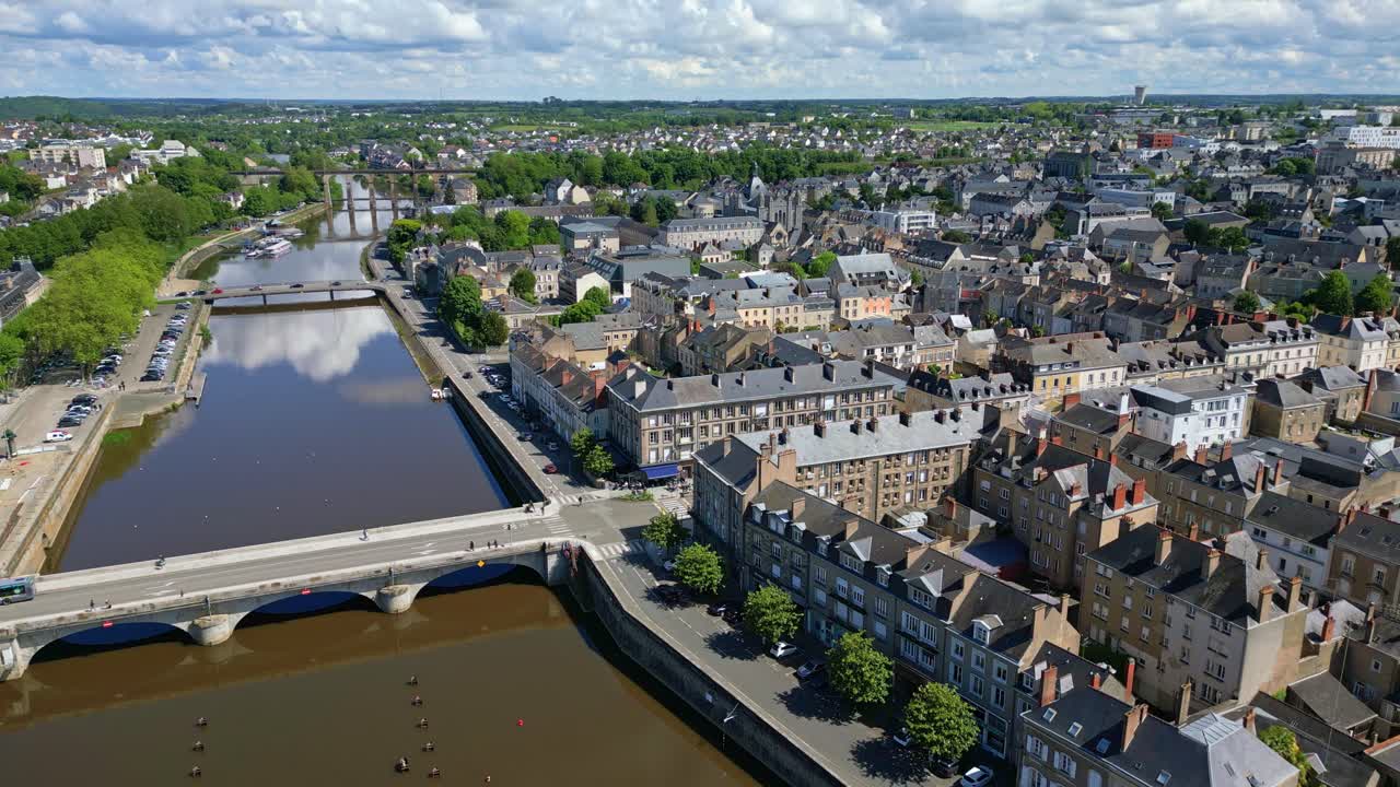 puente aristide-briand o puente neuf sobre el río mayenne, laval