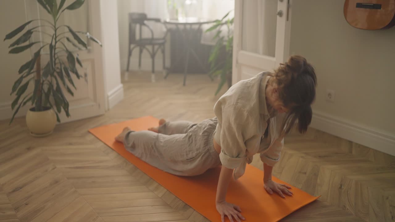 mujer practicando yoga en casa