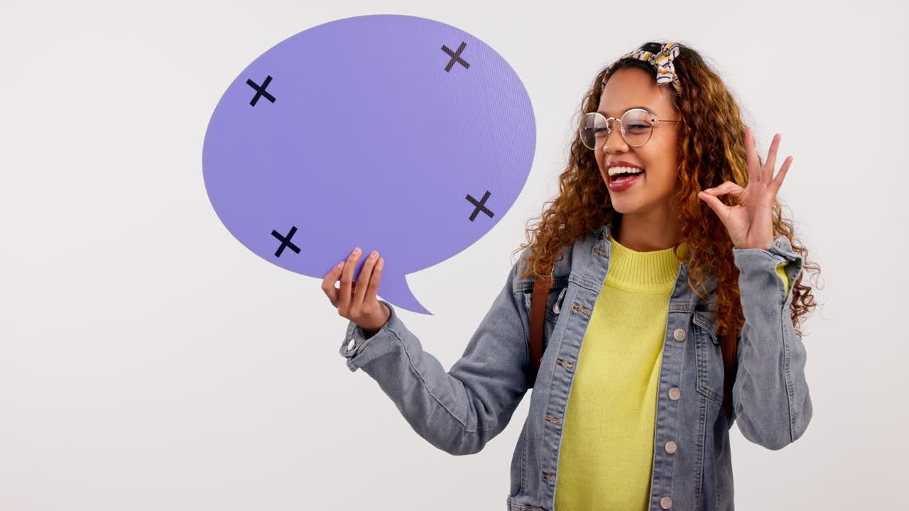 mujer, estudiante y burbuja de habla con bien