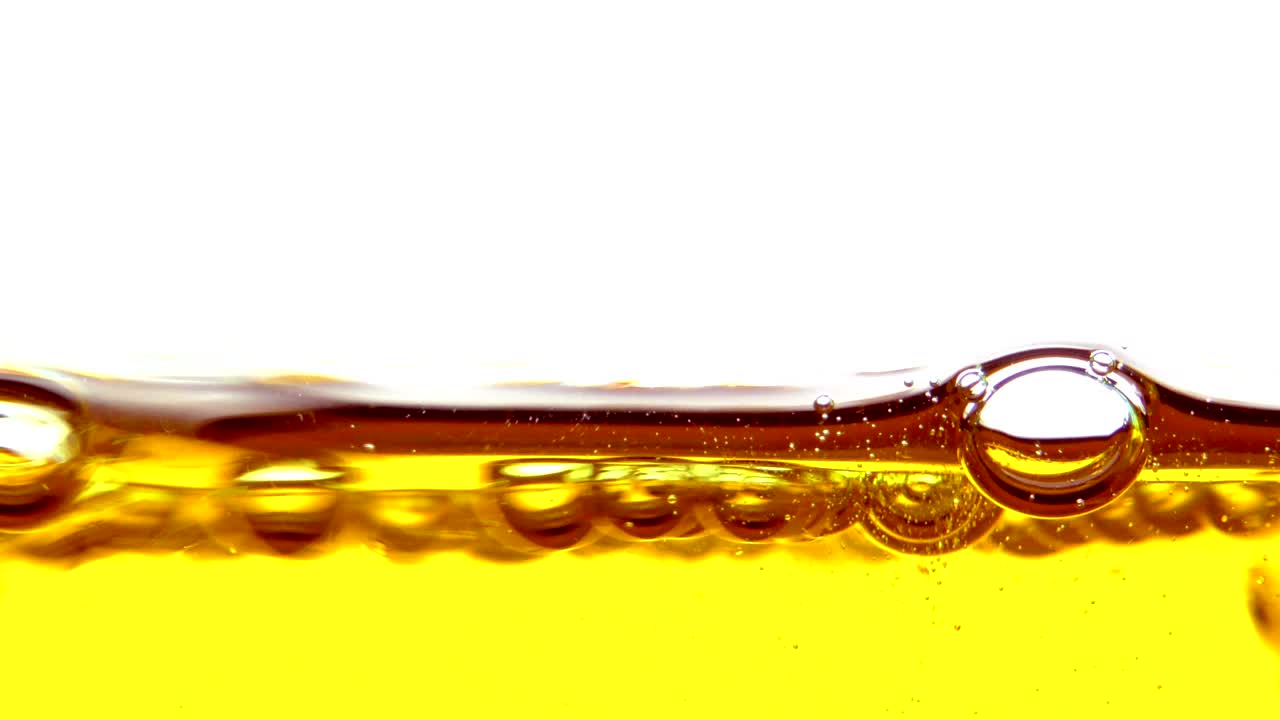 burbujas de agua detrás del fondo de vidrio