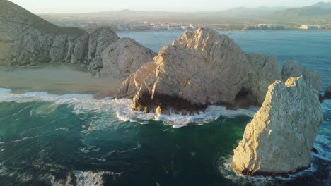 schöner strand und meereshöhle in cabo