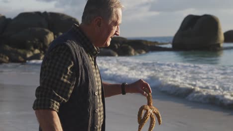 Älterer-Mann-Am-Strand