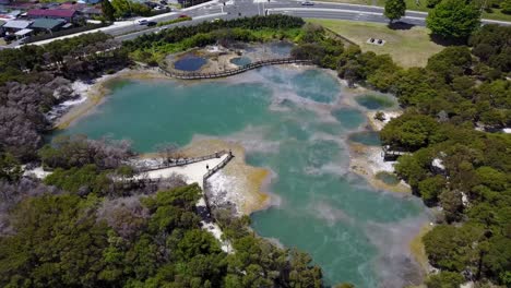 toma aérea de aguas termales, cuenca termal de vapor natural - nueva zelanda, rotorua, parque kuirau