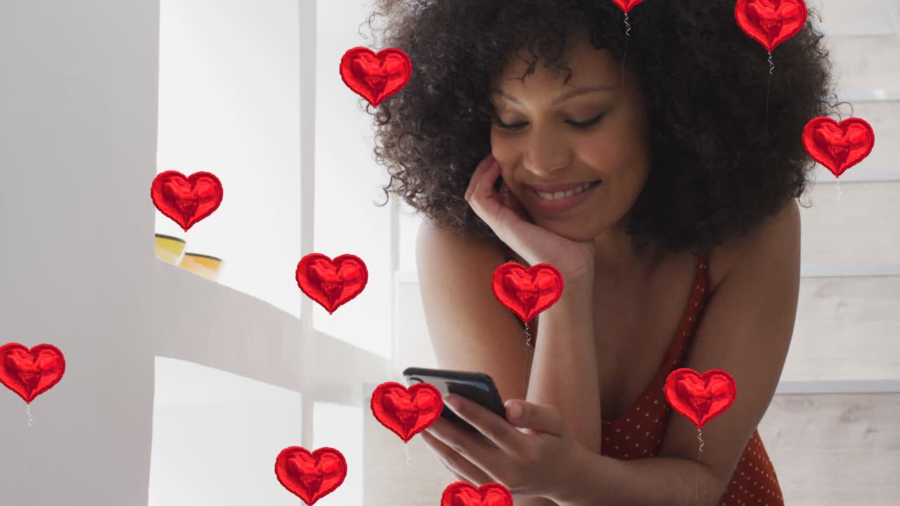 animación de números e iconos de corazones en las redes sociales sobre mujeres biraciales que usan teléfonos inteligentes