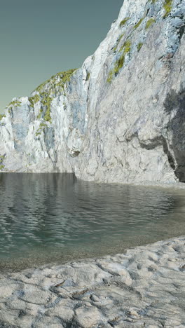 ein schöner strand mit einer klippe im hintergrund