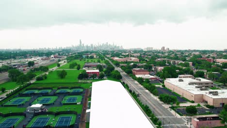 Arriba-Xs-Cancha-De-Tenis-Y-Fundación-Educativa-Y-El-área-Del-Parque-Washington-Desde-El-Lado-Sur-De-Chicago-Mirando-El-Centro