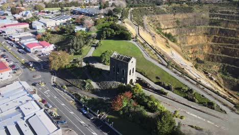 cornish pumphouse, reliquia de la mina de oro más rica de nueva zelanda y la órbita aérea a cielo abierto de martha