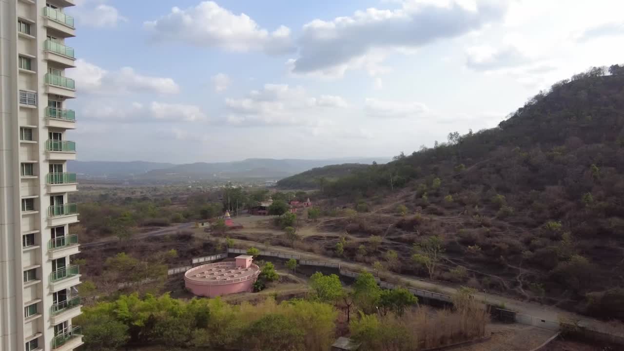 el complejo de edificios.