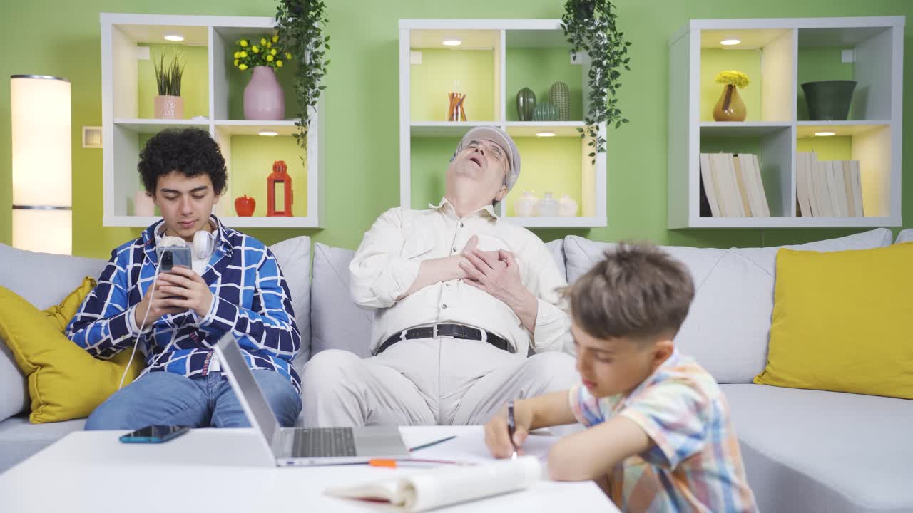 심장마비를  ⁇ 은 할아버지와 두 명의 무기력한 손자들.