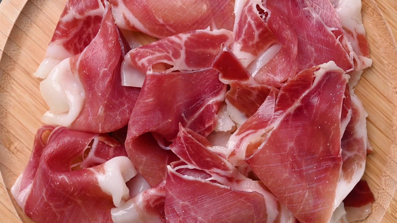 Fette di prosciutto Serrano in rotazione
