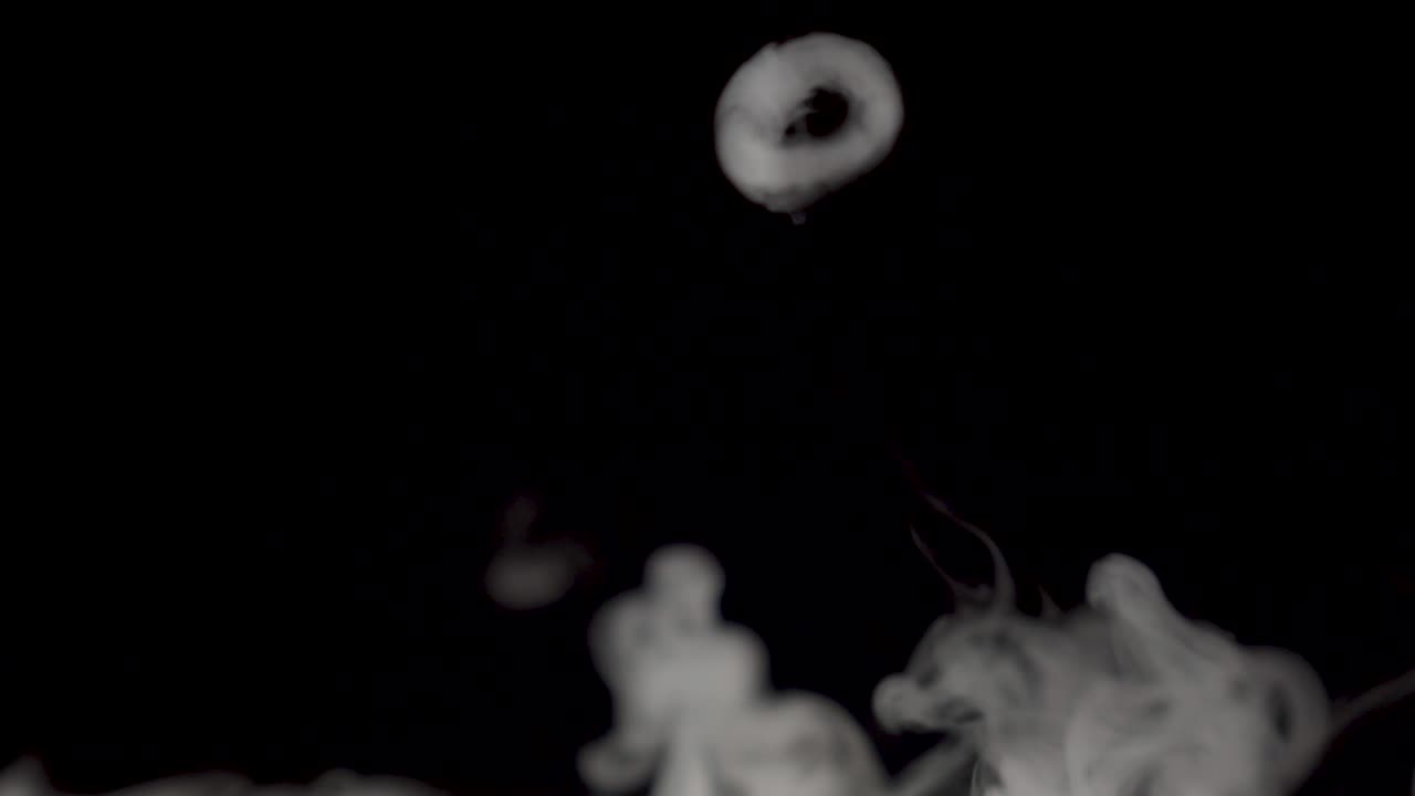 지상에서 어나오는 무서운 연기. 빠른 움직임. 사용을 위한 스크린 모드. 할로윈 기회. 무서운. 유령.