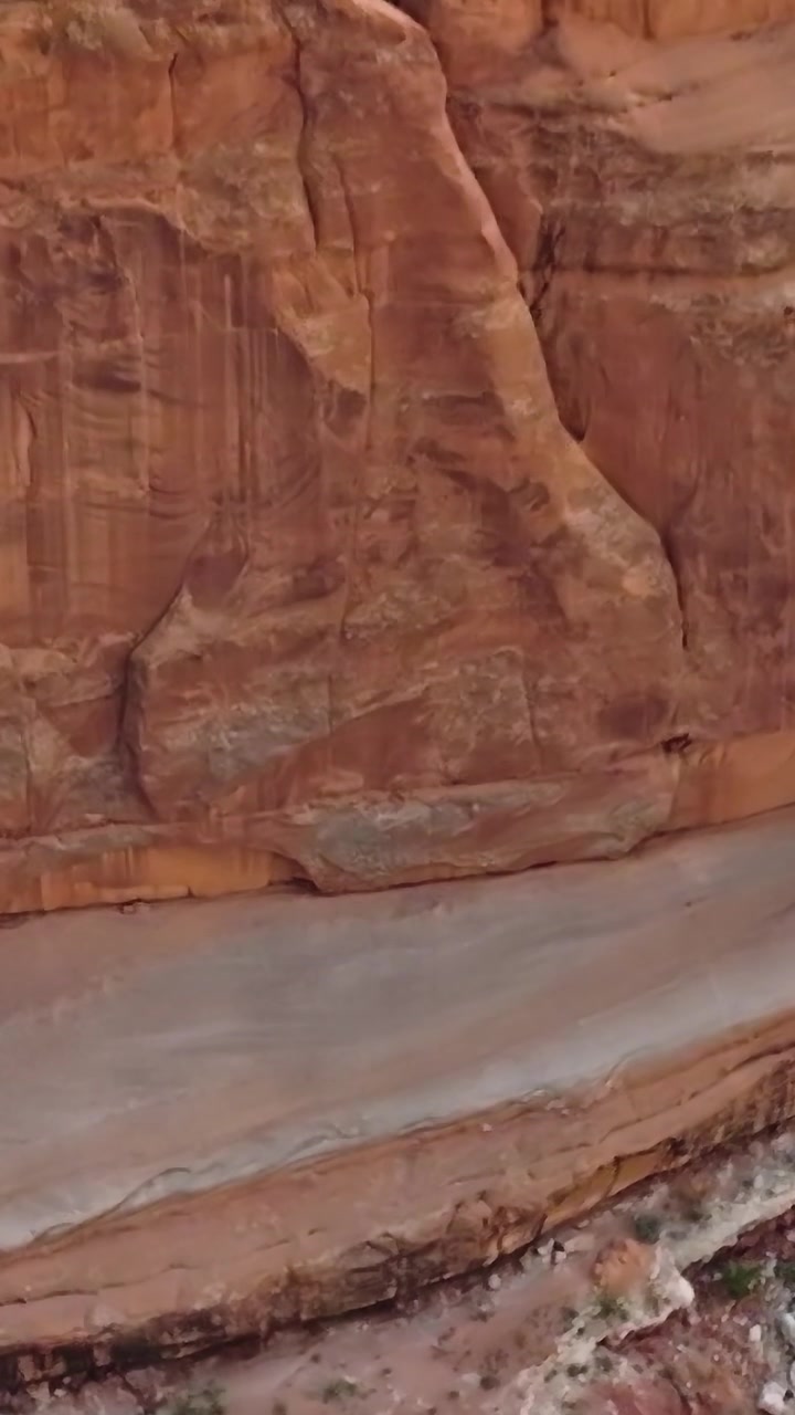 Esplorando le formazioni rocciose nella Moab Valley, Utah, durante il giorno