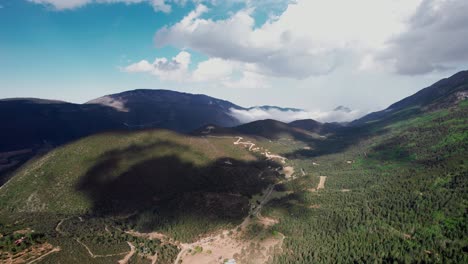 hermosa cordillera en méxico en un día con nubes esponjosas y un cielo azul