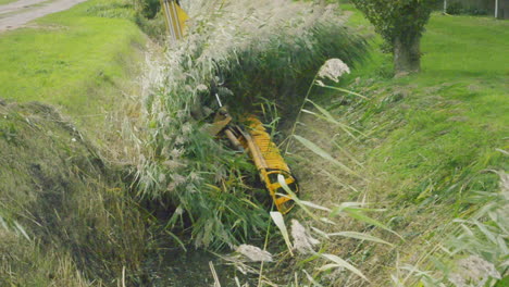 Cleaning-a-ditch-with-a-skeleton-bucket,-close-up