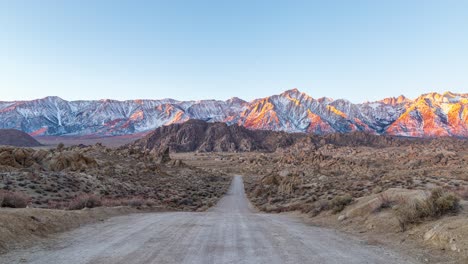 carretera remota del desierto en alabama hills caminata de montaña en california, ee.uu.