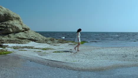 Hübsches-Mädchen-Im-Weißen-Kleid-Am-Strand-Spazieren-2