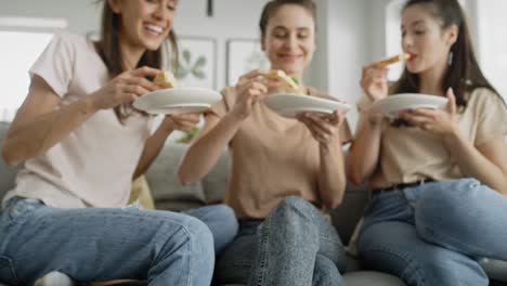 Tracking-Video-Von-Frauen,-Die-Ein-Stück-Hausgemachte-Pizza-Essen