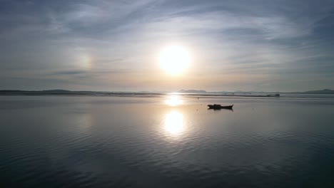 Océano-Tranquilo-Y-Plano-Con-Barco-En-Vidrioso