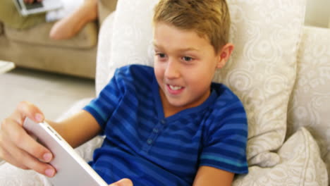 hijo jugando en su teléfono inteligente