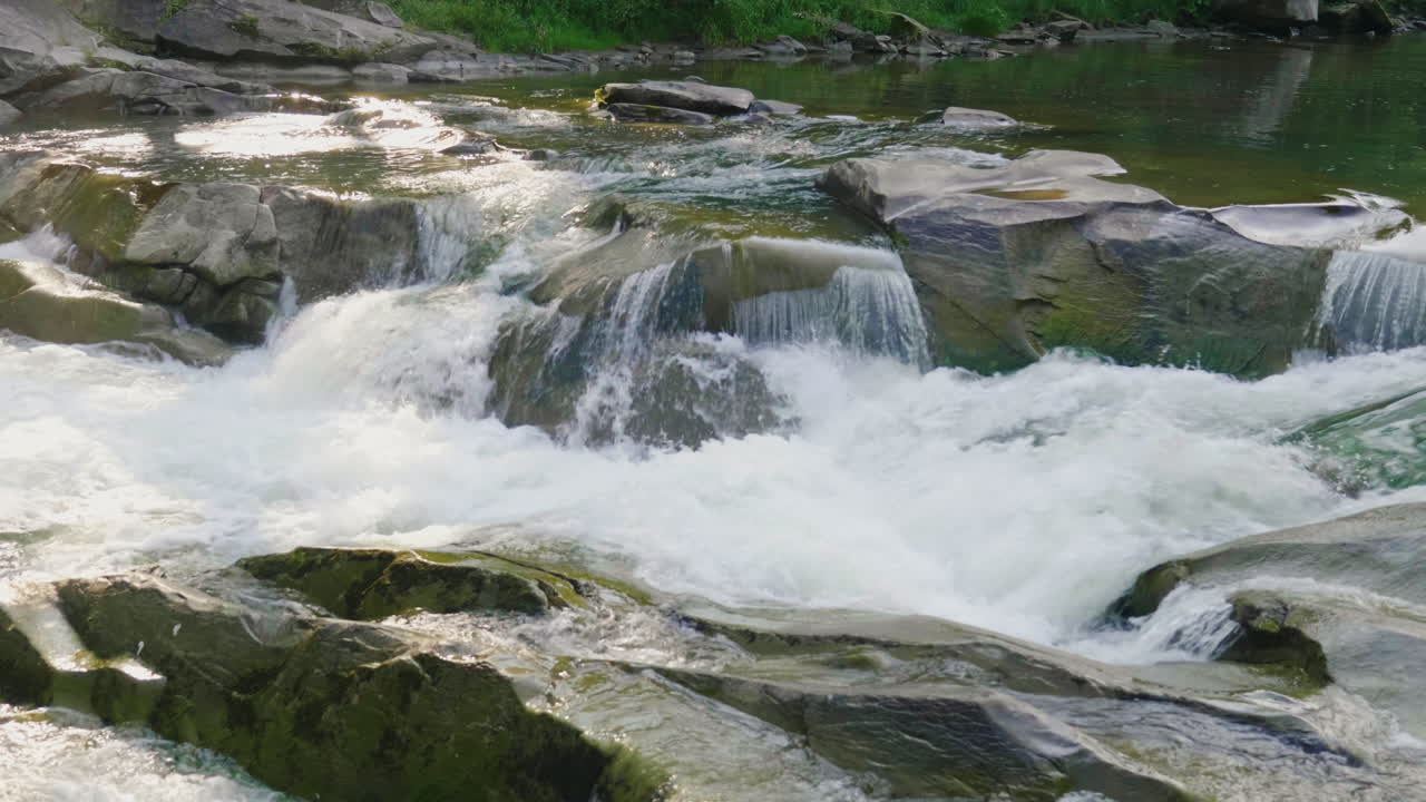 una hermosa cascada en las montañas agua que fluye sobre las rocas