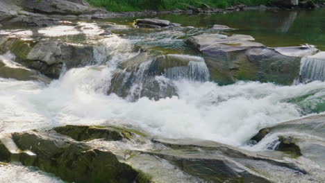 una hermosa cascada en las montañas agua que fluye sobre las rocas