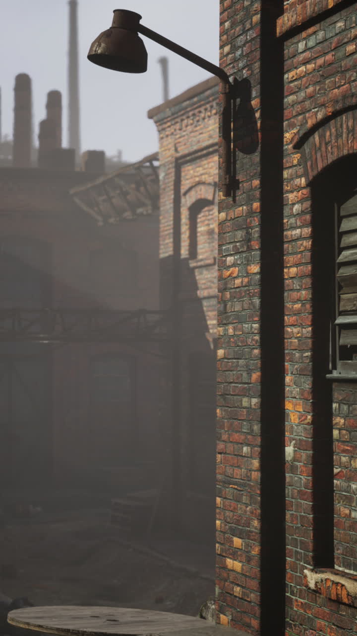 안개가 인 배경으로 녹은 산업 건물