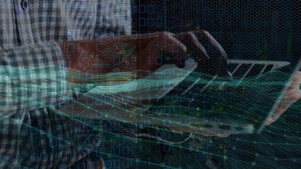 animación de onda digital y codificación binaria sobre la sección media de un hombre usando una computadora portátil