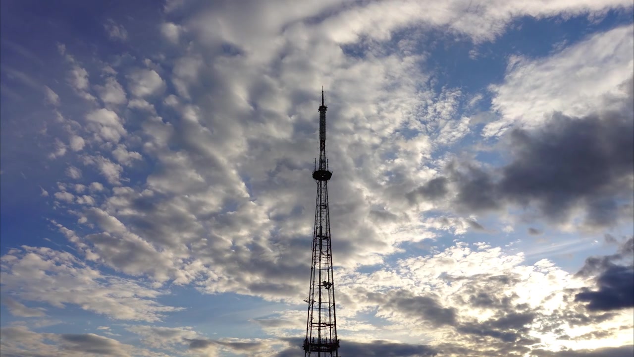 Una torre televisiva tra le nuvole. Riprese in time-lapse
