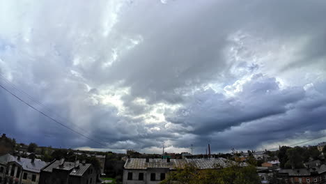 una cubierta de nubes grises flota sobre las casas de un pequeño pueblo
