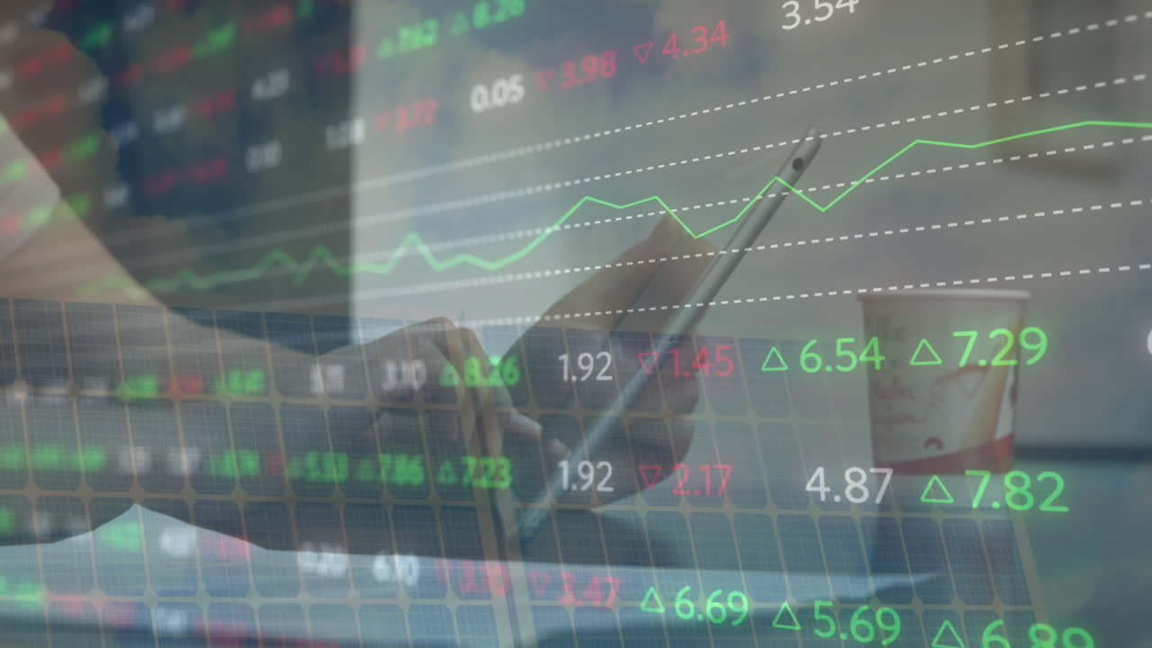 animación del procesamiento de datos del mercado de valores sobre la sección media de una mujer usando una tableta en una cafetería