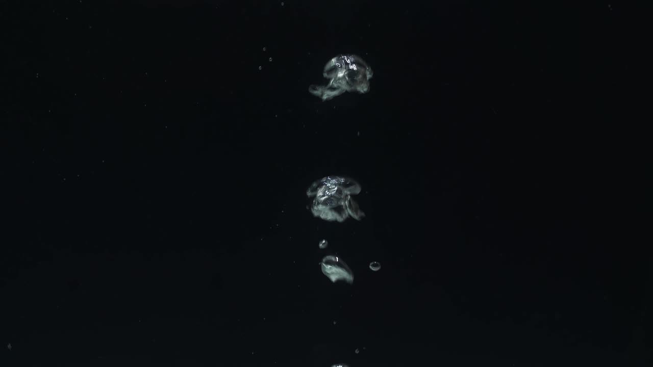 물 속에 거품이 아오르고