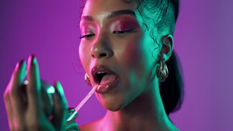 mujer aplicando maquillaje en una iluminación vibrante