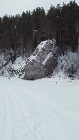 paisaje invernal nevado con formación rocosa