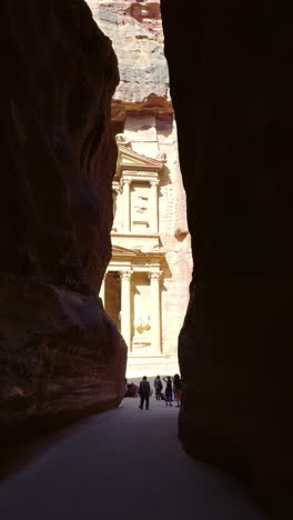 al khazneh (tesoro) en petra, jordania - una vista desde el siq