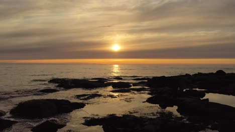 Luftaufnahme-Eines-Wunderschönen-Sonnenuntergangs-über-Dem-Meer.-Strand-Lofoten-Archipel,-Norwegen.