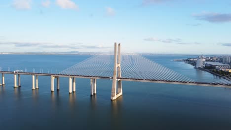 vue aérienne en orbite du pont vasco da gama, révélant le paysage urbain de lisbonne, portugal