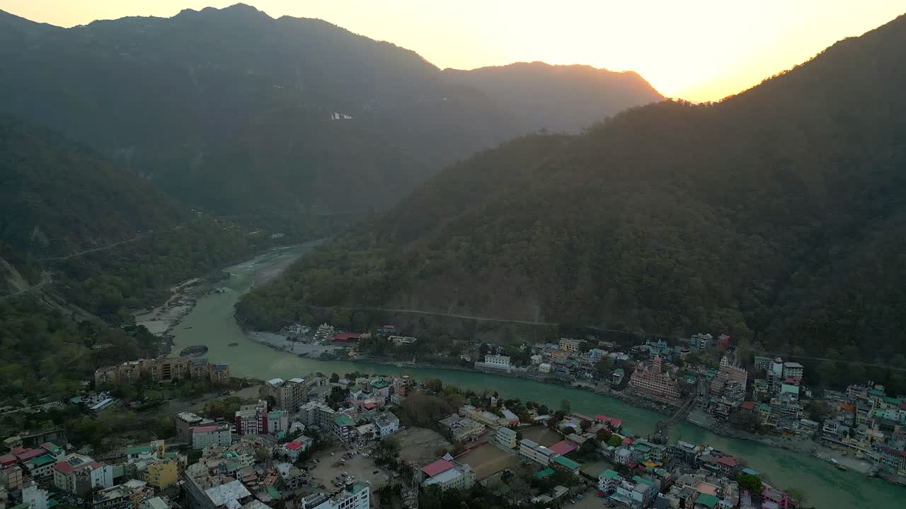 Hermoso amanecer detrás de las montañas en Rishikesh, vista de dron en India.