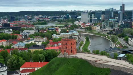 torre del castillo de gediminas, río neris y distrito comercial de vilnius en lituania