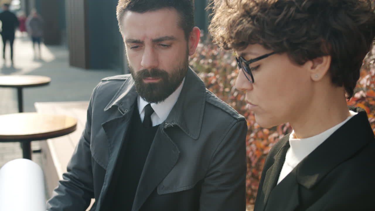 논의 중인 사업가들