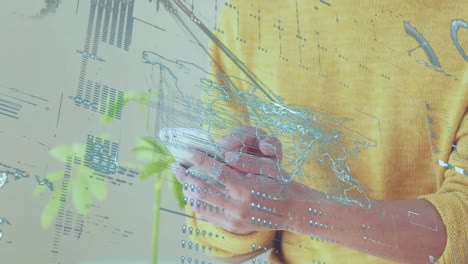animación de procesamiento de datos con mapa del mundo sobre hombre caucásico usando teléfono inteligente