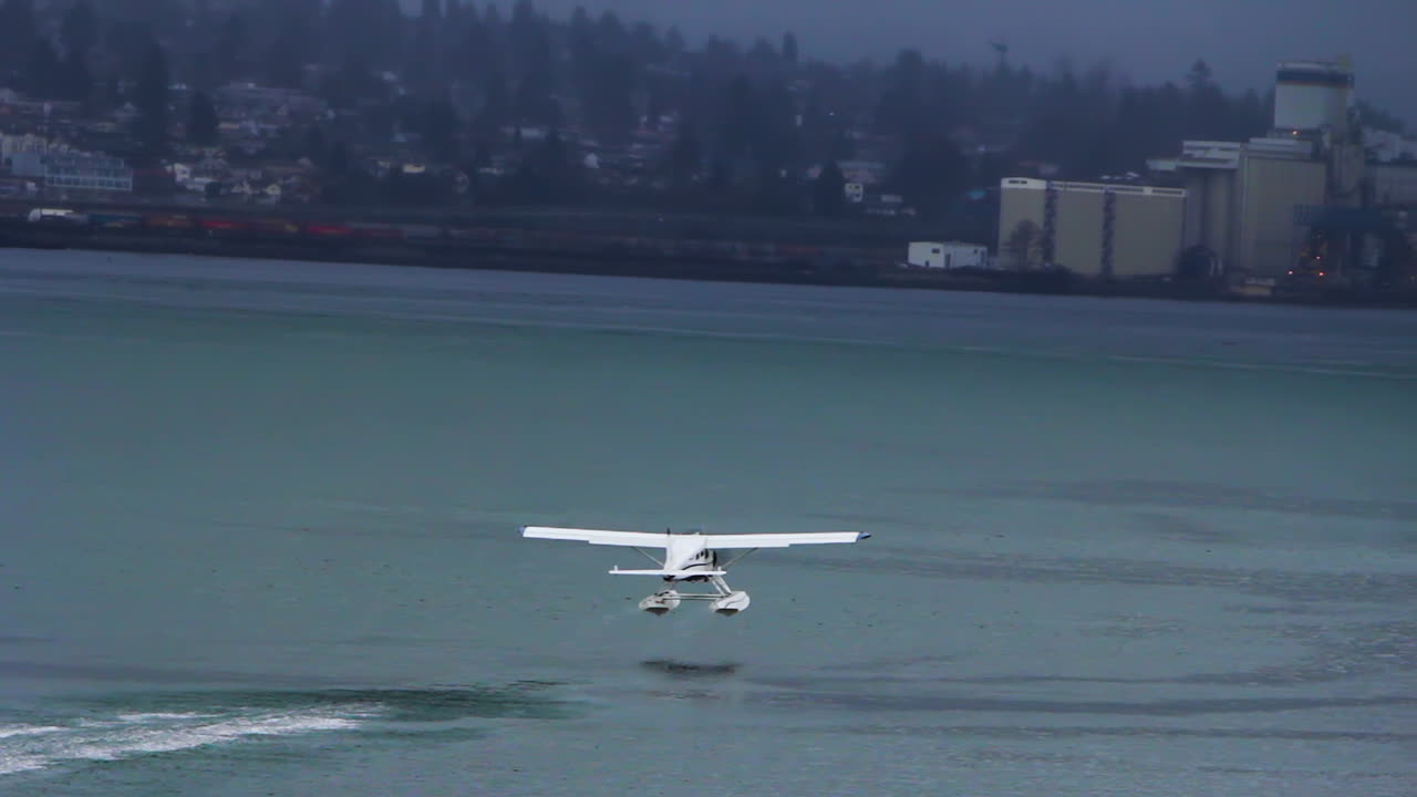 작은 수중 비행기 가 호수 에서 이륙 하고 있다