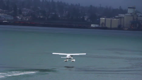 pequeño hidroavión despegando en un lago
